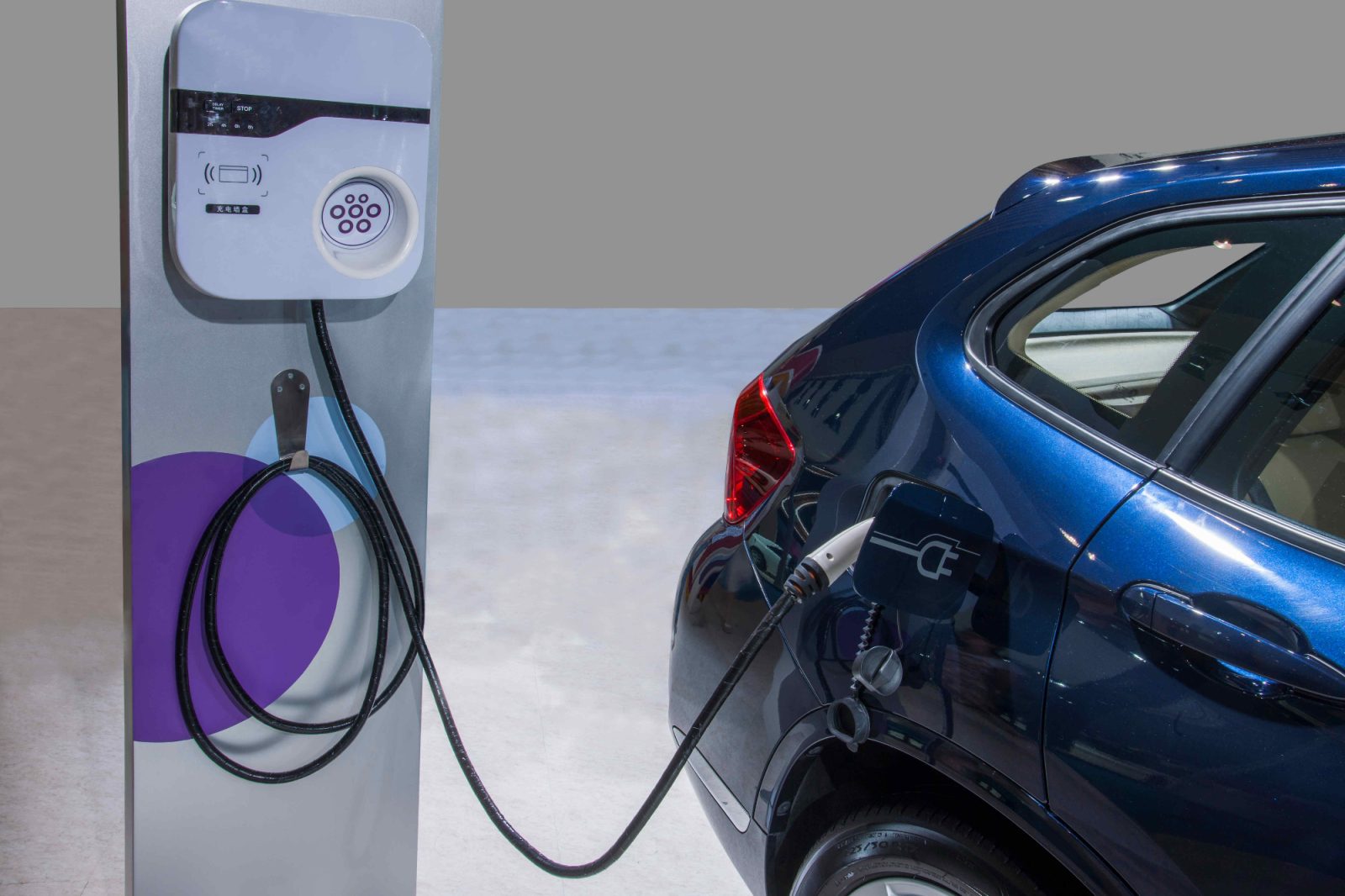 Kako sem prvič naletela na polnilne postaje za električna vozila in kaj prinaša prihodnost avtomobilskega sveta